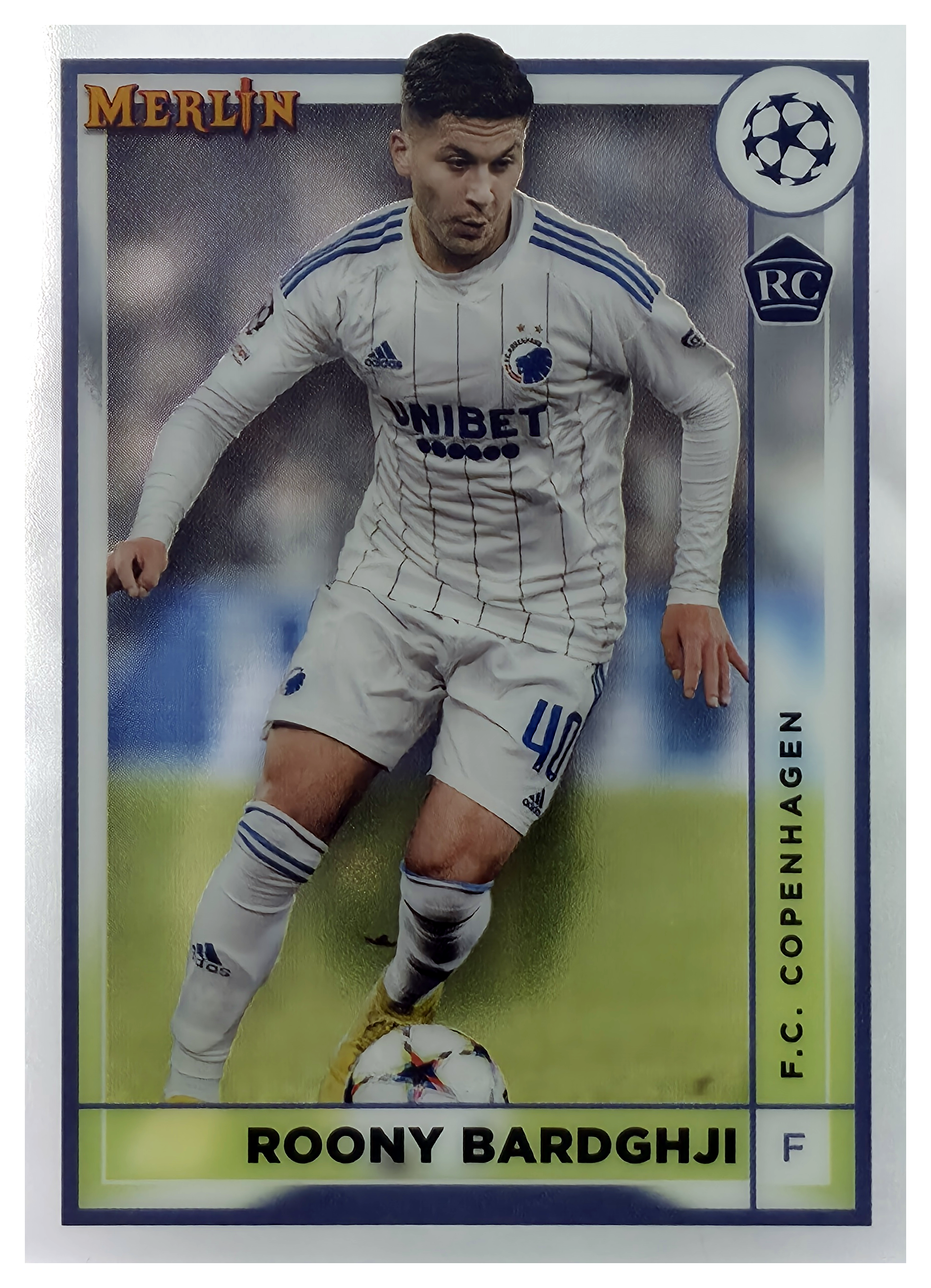 Roony Bardghji - Topps Merlin Chrome UEFA Club Competitions Base Set 2022-23, Nr. 60 – Rookie Card (Art.-Nr. SG106382)