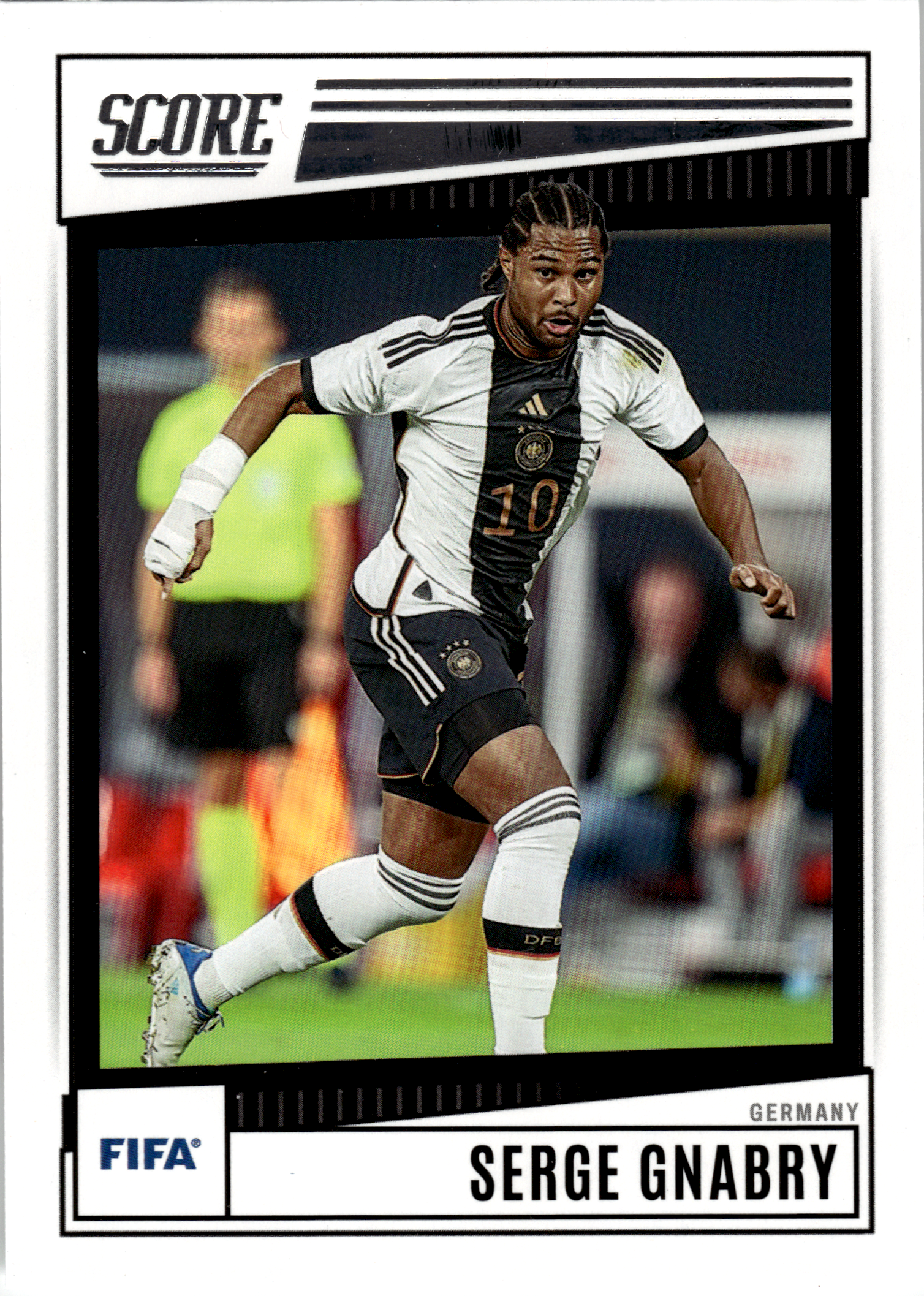 Serge Gnabry - Panini Score FIFA Base Set 2022-23, Nr. 90 (Art.-Nr. SG102617)