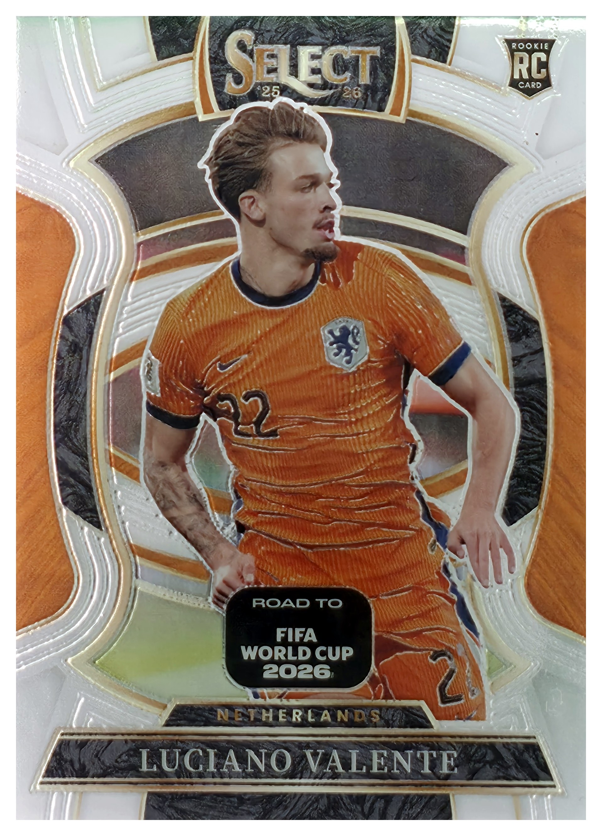 Luciano Valente - Panini Select FIFA Road to World Cup Terrace 2025-26, Nr. 87 – Rookie Card (Art.-Nr. SG110855)