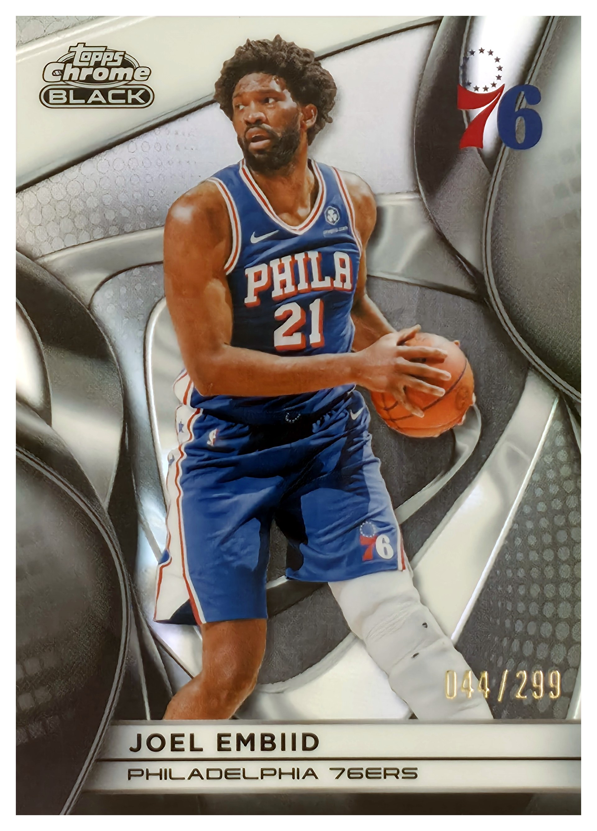 Joel Embiid - Topps Chrome Black Base Set 2025-26, Nr. 42 – Nummeriert, Refractor (Art.-Nr. SG108788)