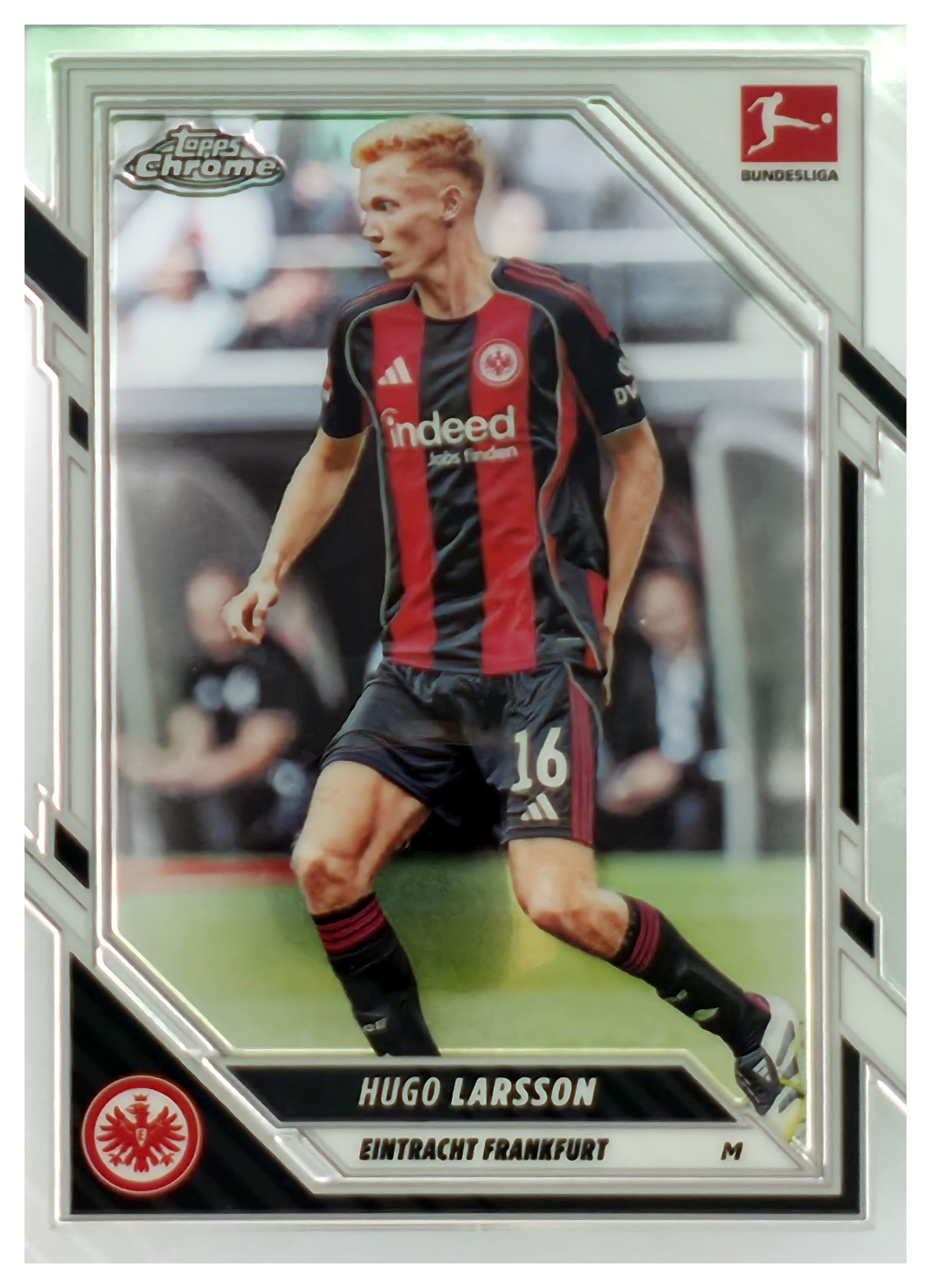 Hugo Larsson - Topps Chrome Bundesliga Base Set 2025-26, Nr. 25 (Art.-Nr. SG109458)