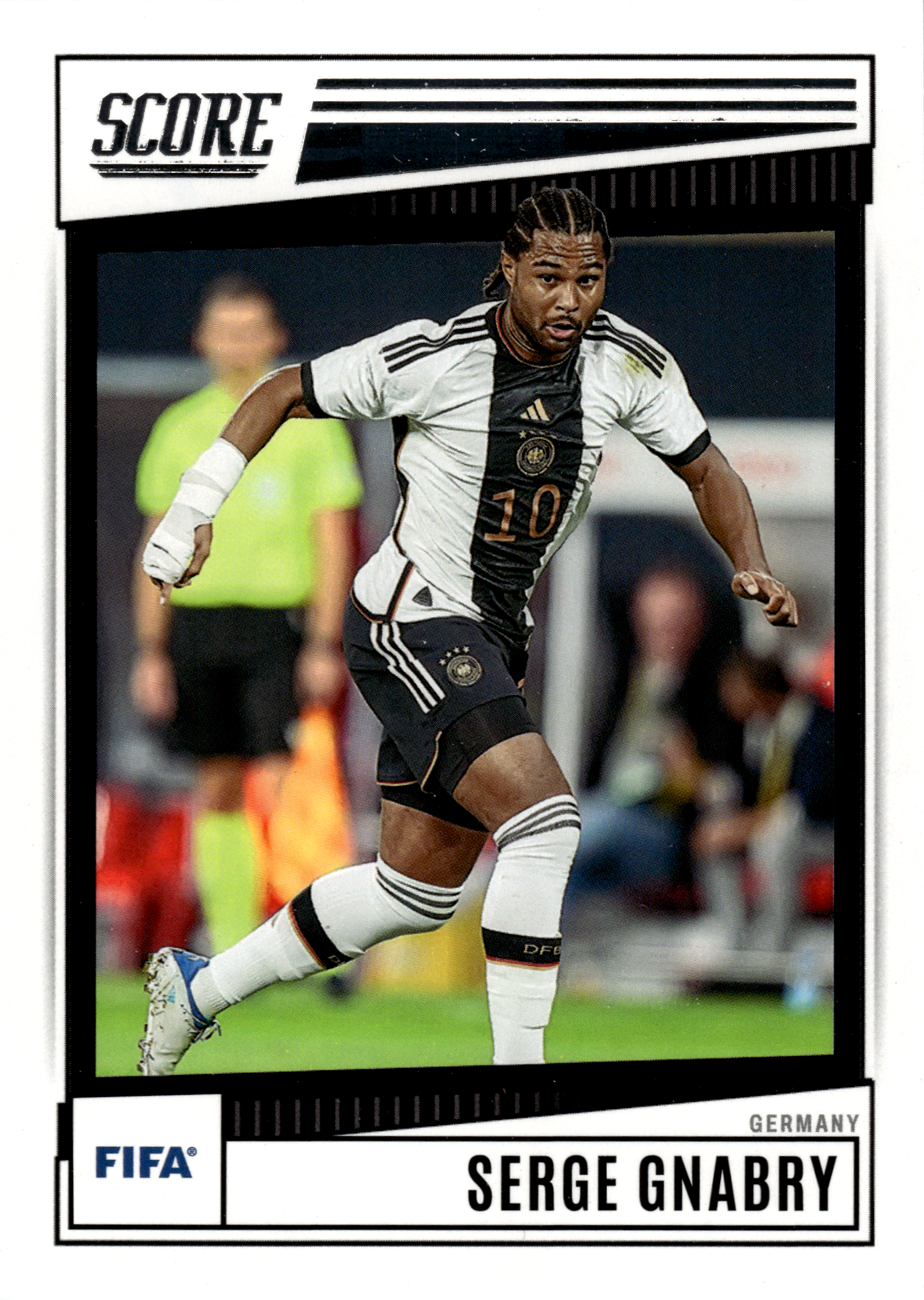 Serge Gnabry - Panini Score FIFA Base Set 2022-23, Nr. 90 (Art.-Nr. SG102609)
