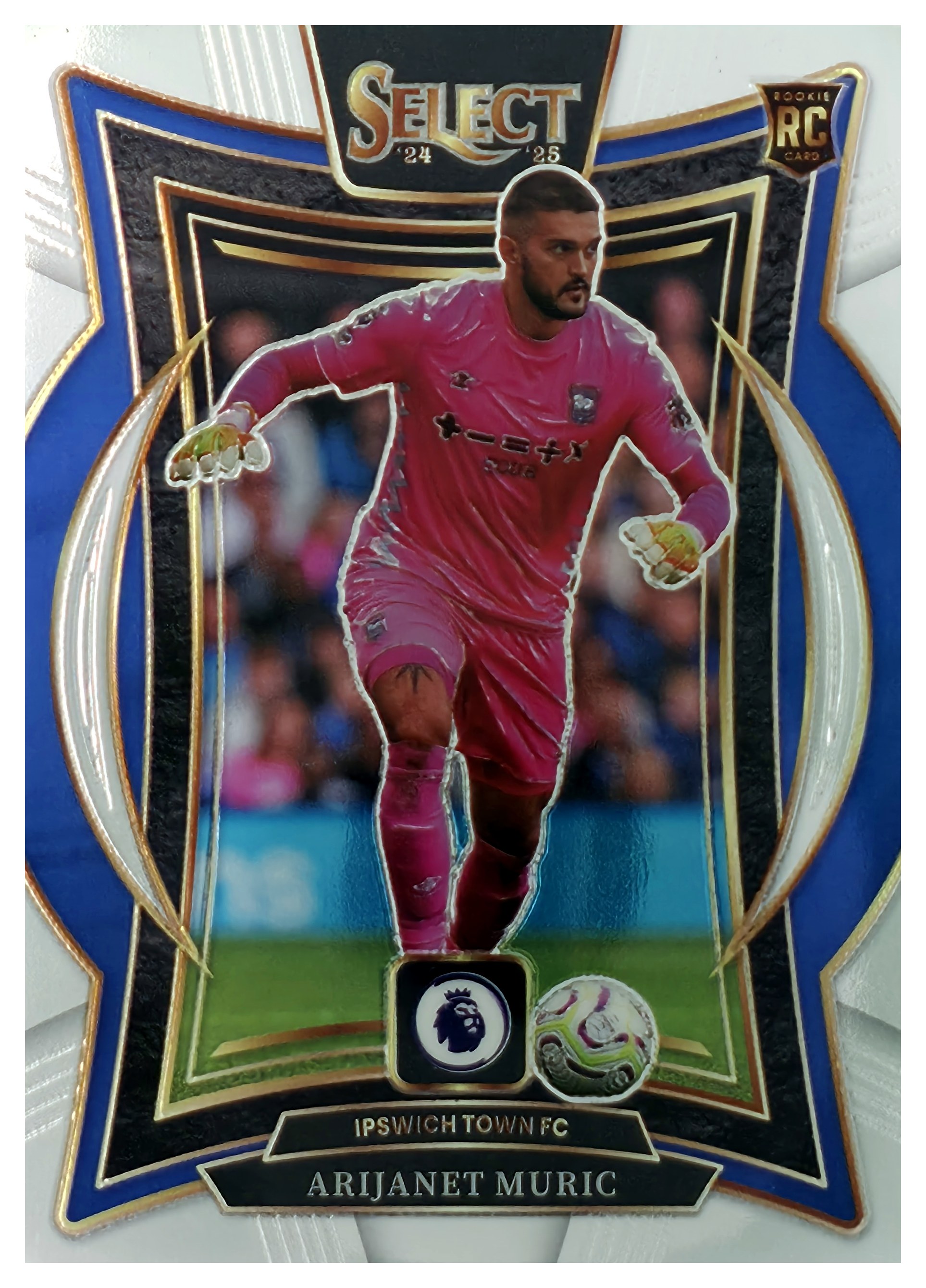 Arijanet Muric - Panini Select Premier League Terrace 2024-25, Nr. 18 – Rookie Card (Art.-Nr. SG110870)
