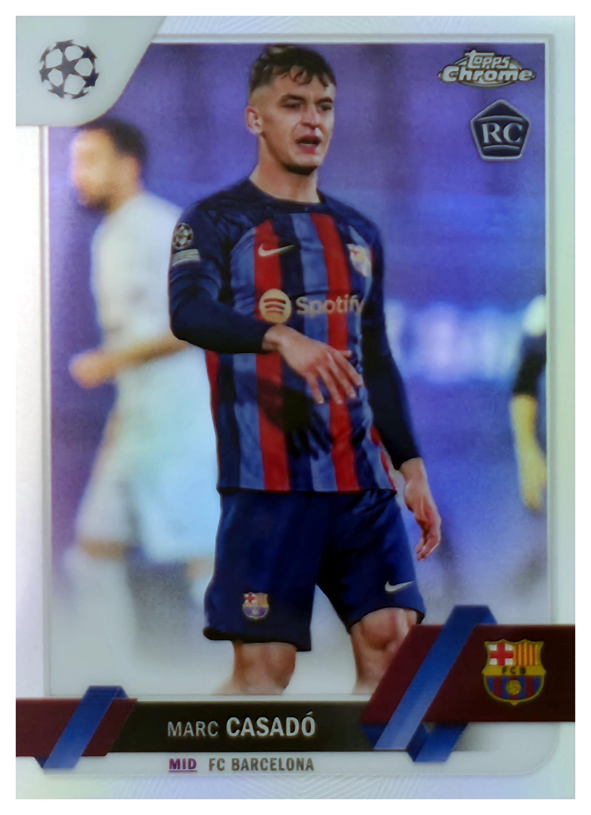 Marc Casadó - Topps Chrome UEFA Club Competitions Base Set 2022-23, Nr. 104 – Rookie Card, Refractor (Art.-Nr. SG105881)