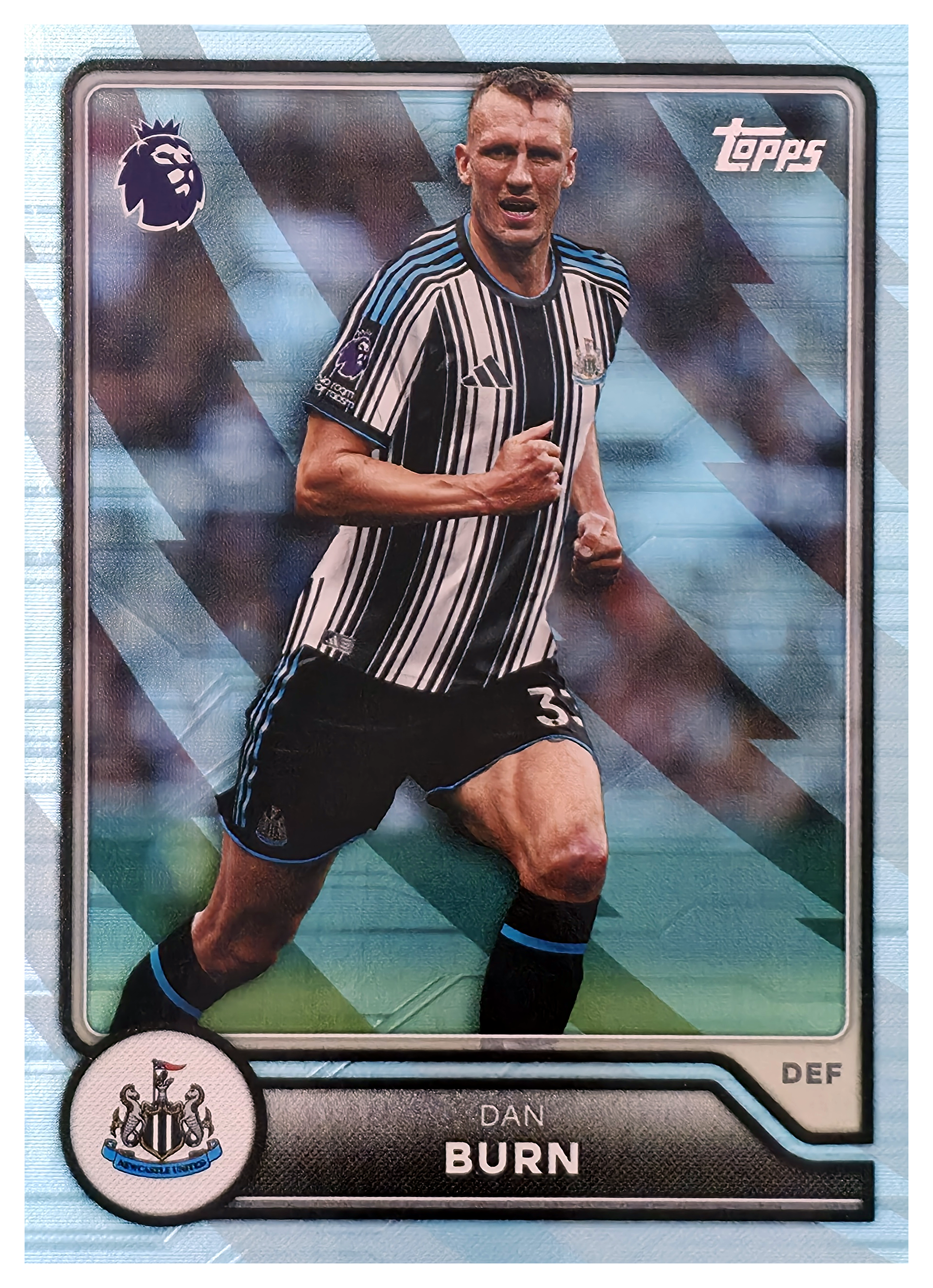 Dan Burn - Topps Flagship Premier League Base Set 2026-27, Nr. 207 – Blue Voltage Parallel (Art.-Nr. SG104800)