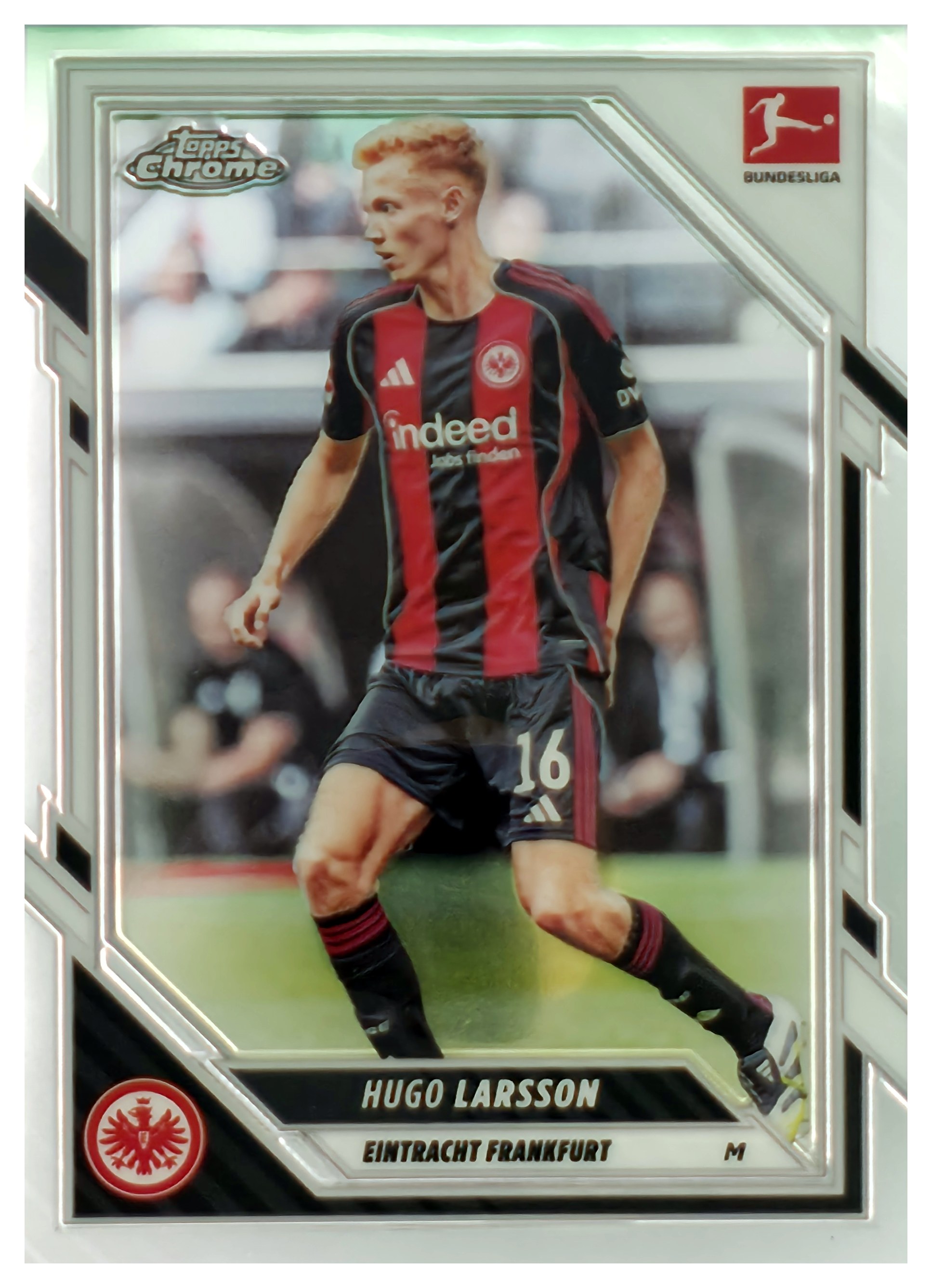 Hugo Larsson - Topps Chrome Bundesliga Base Set 2025-26, Nr. 25 (Art.-Nr. SG109459)