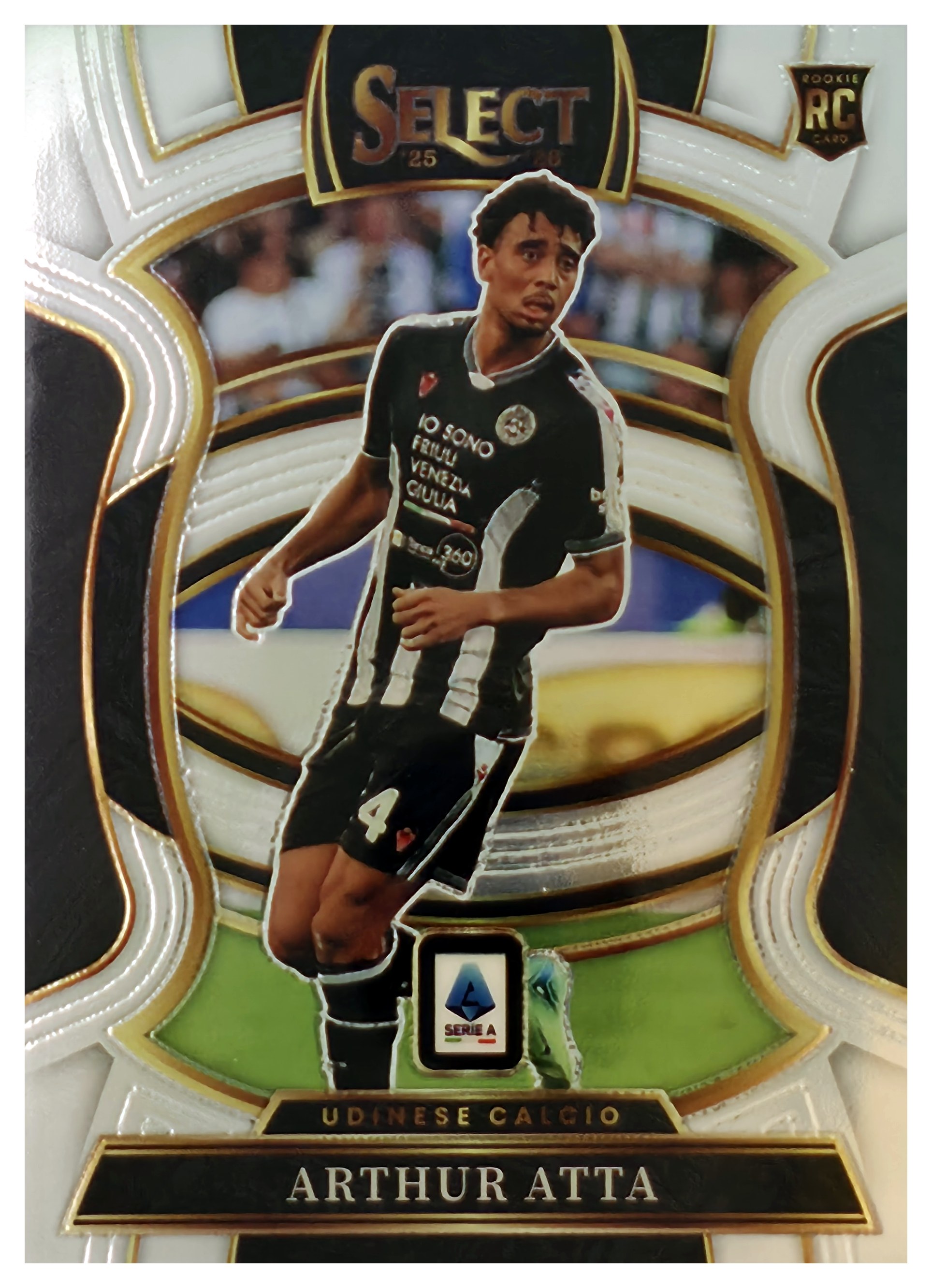 Arthur Atta - Panini Select Serie A Terrace 2025-26, Nr. 56 – Rookie Card (Art.-Nr. SG109402)